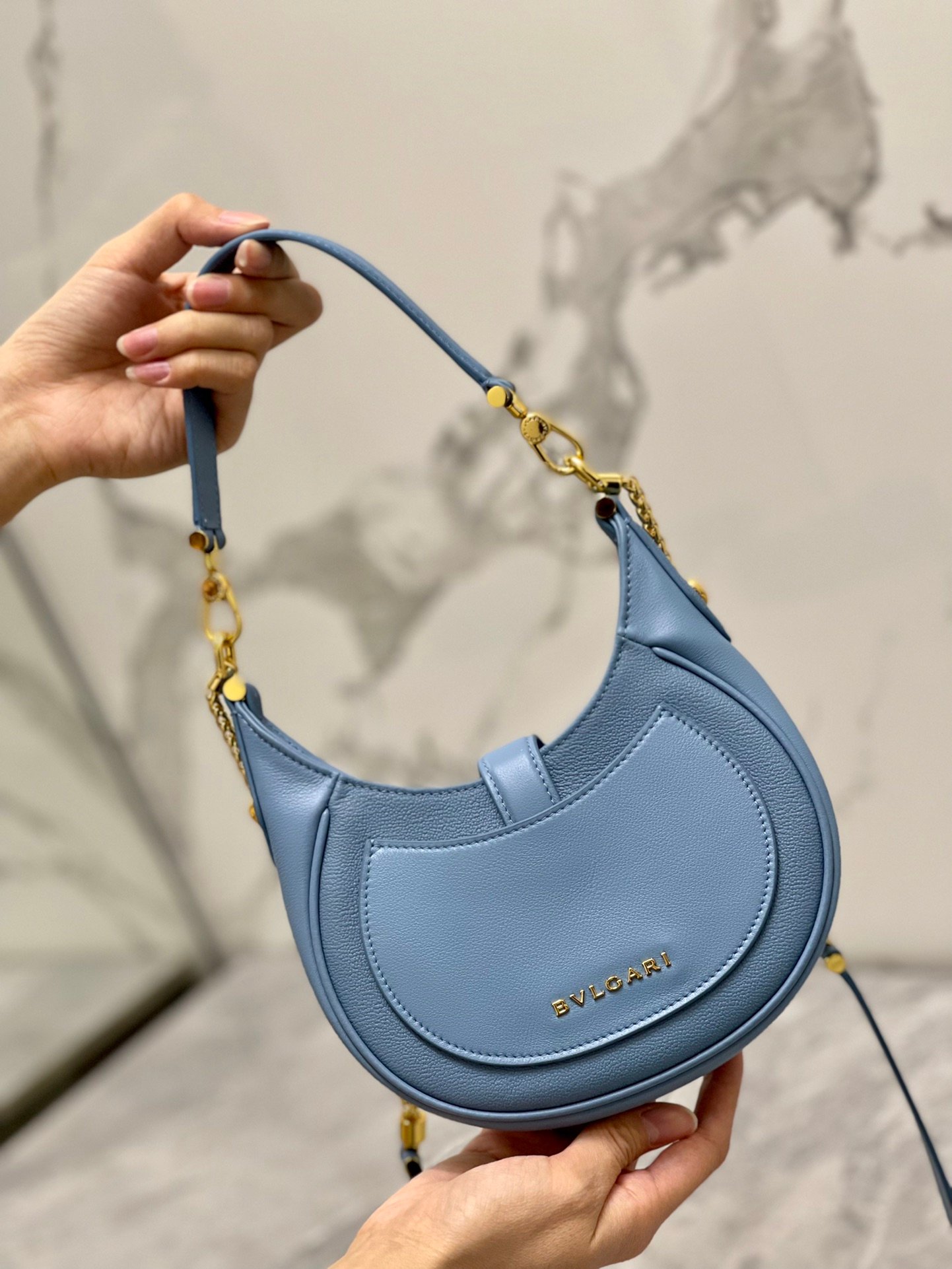 16-86.jpeg BVLGARI 宝格丽 Serpenti Ellipse 系列小型斜挎包20cm 小牛皮半月形 Hobo 单肩包 配蛇头搭扣 - 图片 10