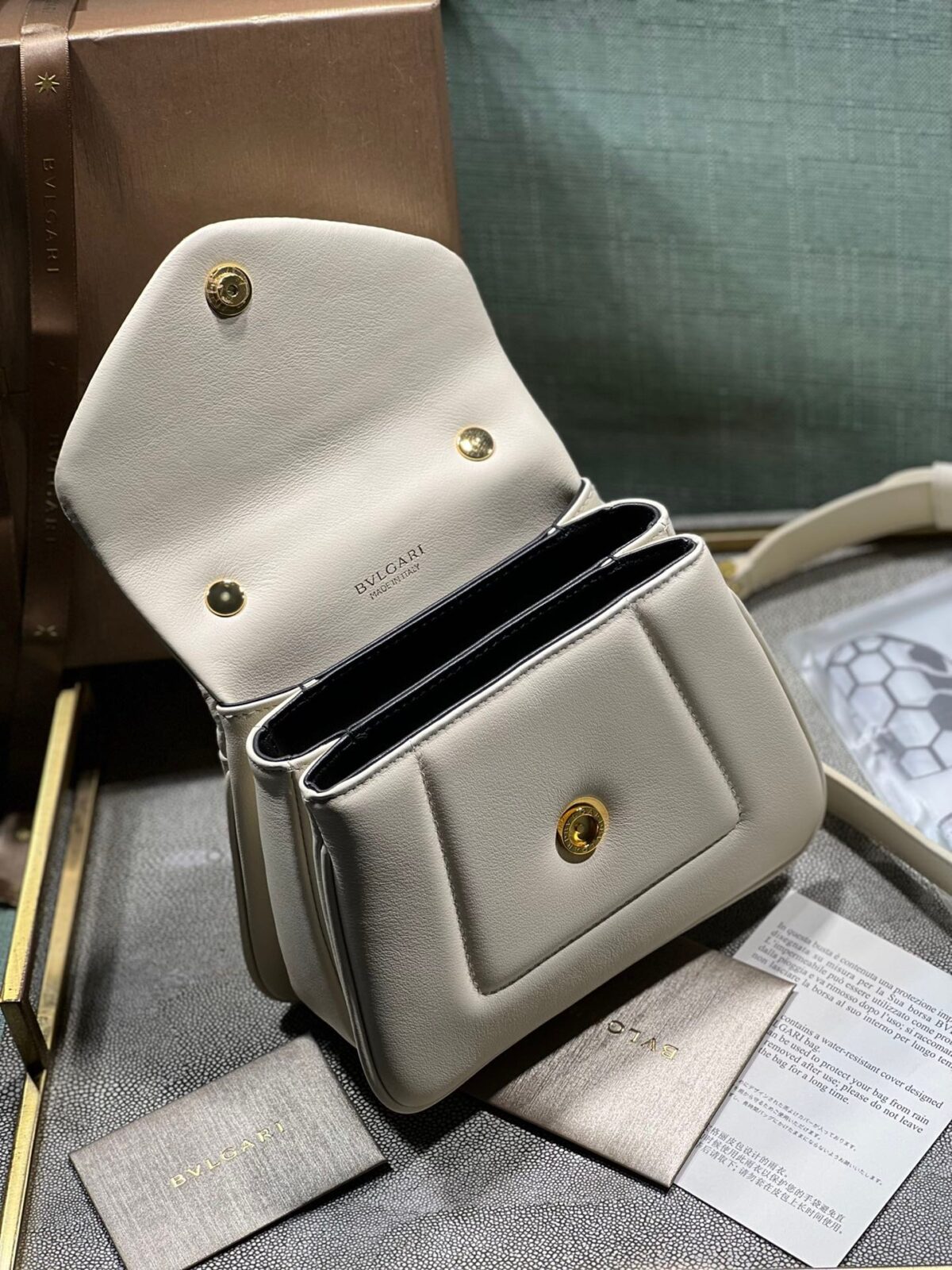 16-87.jpeg BVLGARI 宝格丽 Serpenti Reverse 小型绗缝小牛皮手提包20cm 配蛇形金属手柄和斜挎肩带 - 图片 8