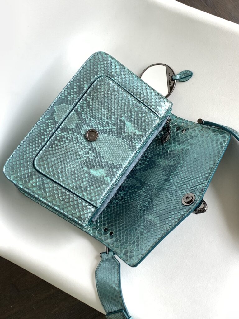 BVLGARI 宝格丽 Serpenti Forever 蟒蛇皮女包 海蓝宝石浅蓝色 MaxiChain 蛇头包 中号/小号 – Image 13 BVLGARI 宝格丽 Serpenti Forever 蟒蛇皮女包 海蓝宝石浅蓝色 MaxiChain 蛇头包 中号/小号 – Image 13