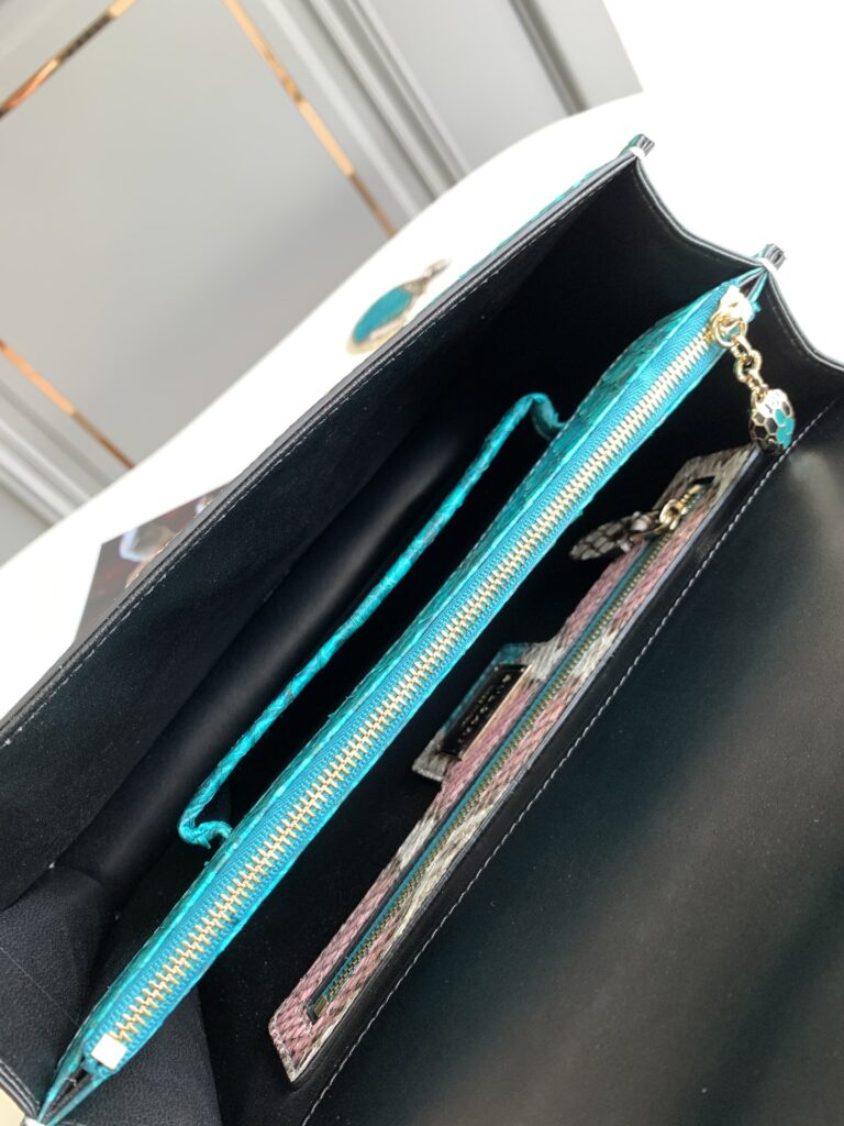 宝格丽 BVLGARI Serpenti Forever 蟒蛇皮翻盖包 VIP定制北极碧玉色奢华珍稀皮蛇头包 手提风琴包 链条斜挎包 双尺寸可选 – Image 15 宝格丽 BVLGARI Serpenti Forever 蟒蛇皮翻盖包 VIP定制北极碧玉色奢华珍稀皮蛇头包 手提风琴包 链条斜挎包 双尺寸可选 – Image 15