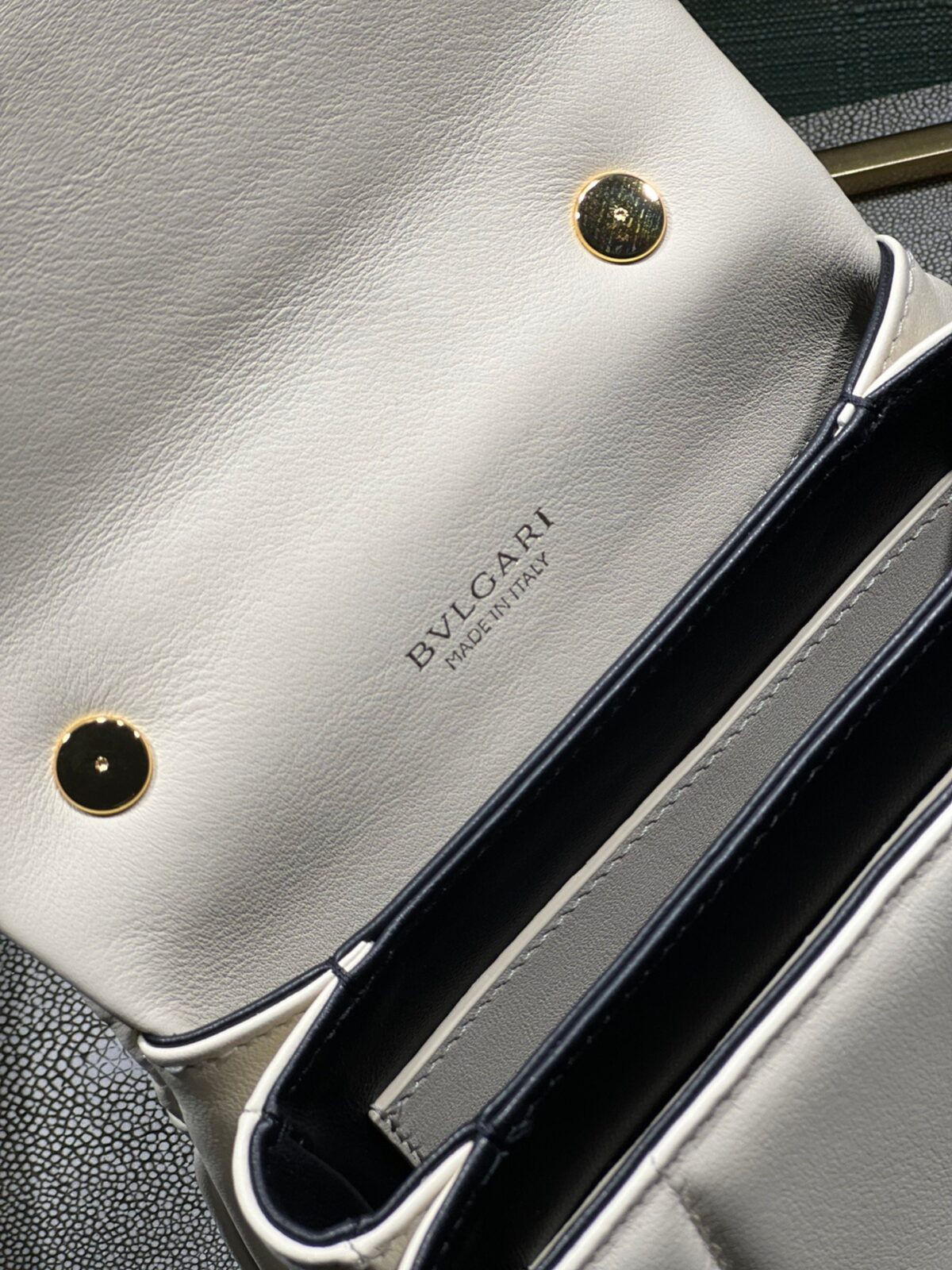 17-87.jpeg BVLGARI 宝格丽 Serpenti Reverse 小型绗缝小牛皮手提包20cm 配蛇形金属手柄和斜挎肩带 - 图片 9