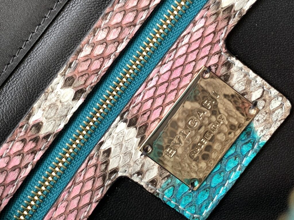 宝格丽 BVLGARI Serpenti Forever 蟒蛇皮翻盖包 VIP定制北极碧玉色奢华珍稀皮蛇头包 手提风琴包 链条斜挎包 双尺寸可选 – Image 16 宝格丽 BVLGARI Serpenti Forever 蟒蛇皮翻盖包 VIP定制北极碧玉色奢华珍稀皮蛇头包 手提风琴包 链条斜挎包 双尺寸可选 – Image 16