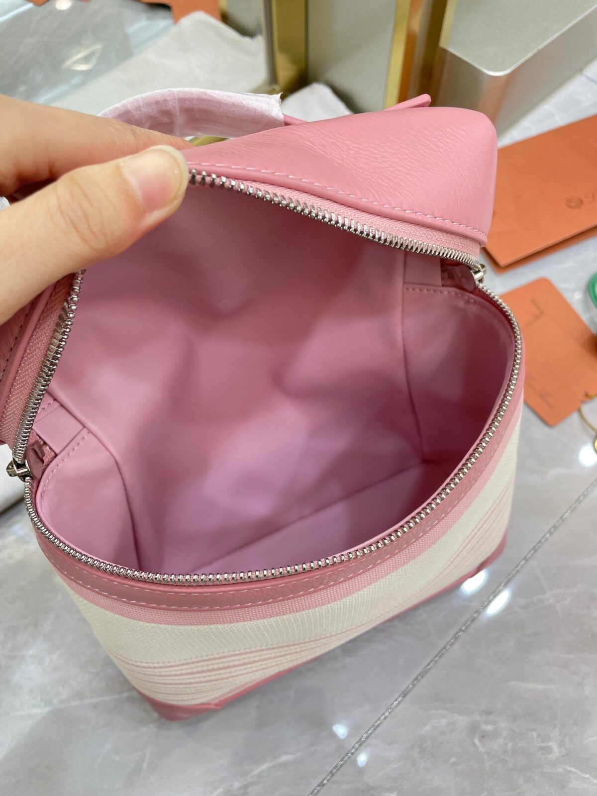 18-80.jpeg Loro Piana 诺悠翩雅 L23.5 Extra Pocket 背包 条纹帆布拼接小牛皮迷你包 多功能两用手提/单肩 - 图片 7