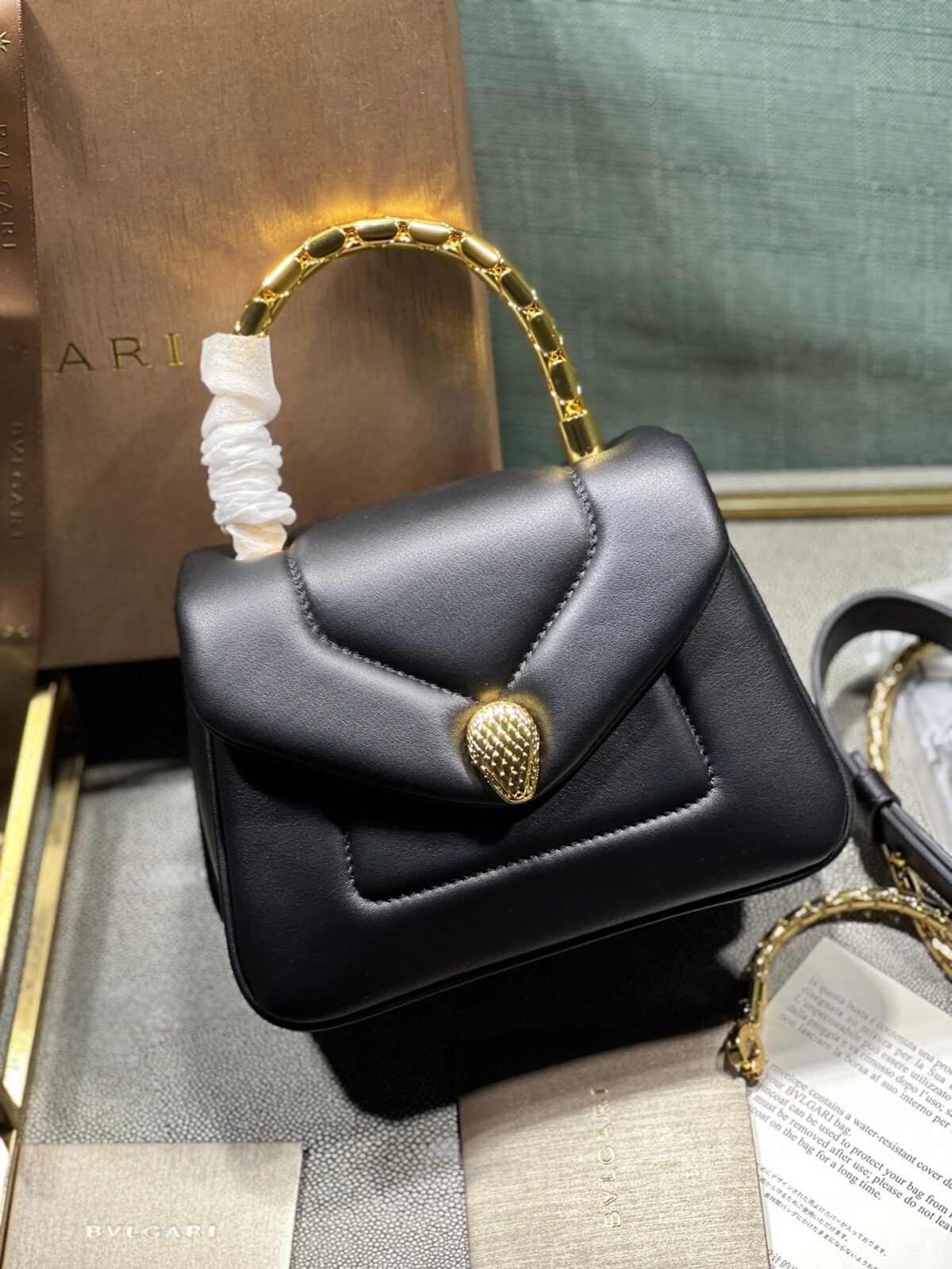 18-86.jpeg BVLGARI 宝格丽 Serpenti Reverse 小型绗缝小牛皮手提包20cm 配蛇形金属手柄和斜挎肩带 - 图片 10