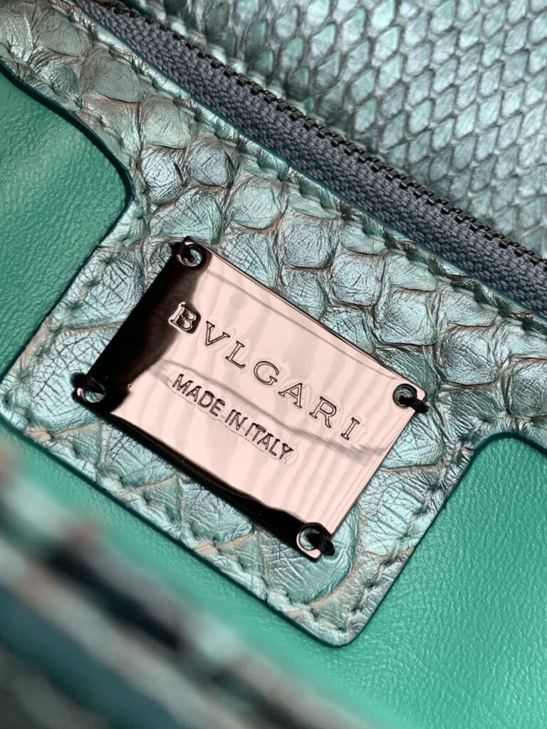 BVLGARI 宝格丽 Serpenti Forever 蟒蛇皮女包 海蓝宝石浅蓝色 MaxiChain 蛇头包 中号/小号 – Image 15 BVLGARI 宝格丽 Serpenti Forever 蟒蛇皮女包 海蓝宝石浅蓝色 MaxiChain 蛇头包 中号/小号 – Image 15