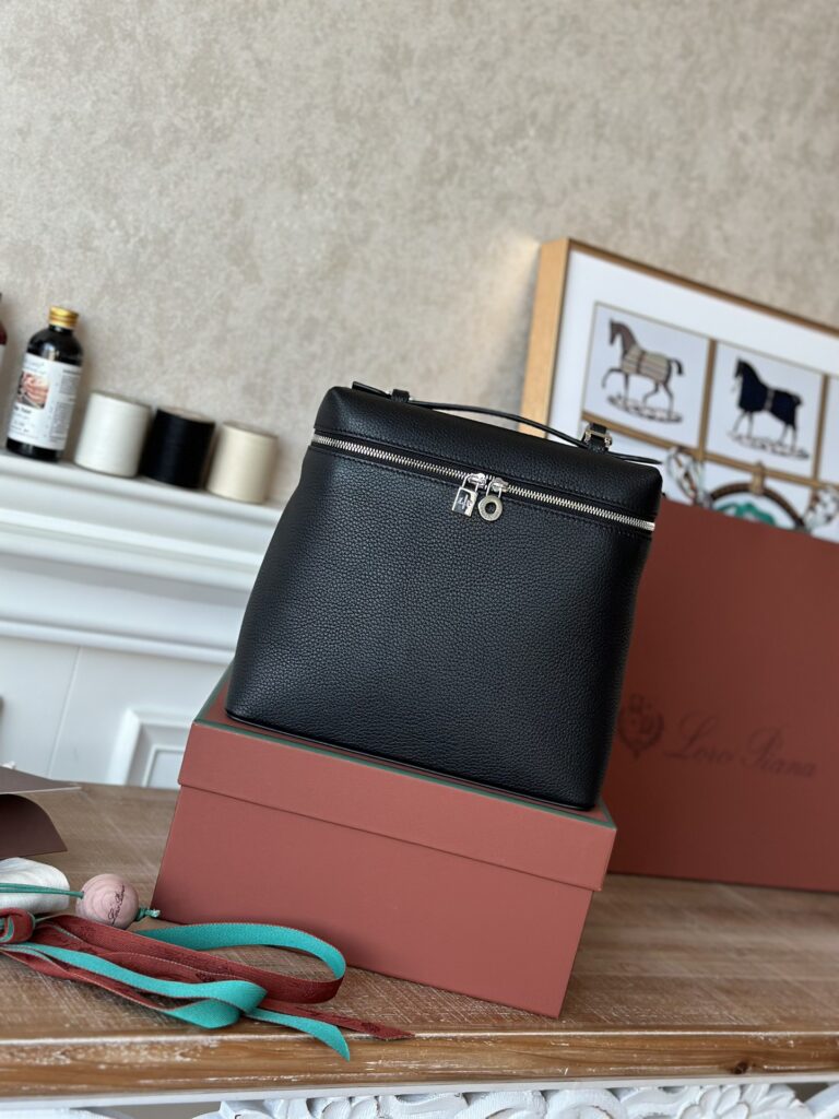 Loro Piana 诺悠翩雅 Extra Pocket L23.5 背包 奢华粒面小牛皮两用手袋 斜挎包配标志性挂饰 – Image 8 Loro Piana 诺悠翩雅 Extra Pocket L23.5 背包 奢华粒面小牛皮两用手袋 斜挎包配标志性挂饰 – Image 8