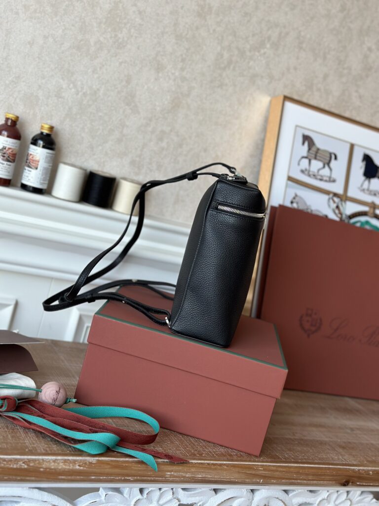 Loro Piana 诺悠翩雅 Extra Pocket L23.5 背包 奢华粒面小牛皮两用手袋 斜挎包配标志性挂饰 – Image 9 Loro Piana 诺悠翩雅 Extra Pocket L23.5 背包 奢华粒面小牛皮两用手袋 斜挎包配标志性挂饰 – Image 9
