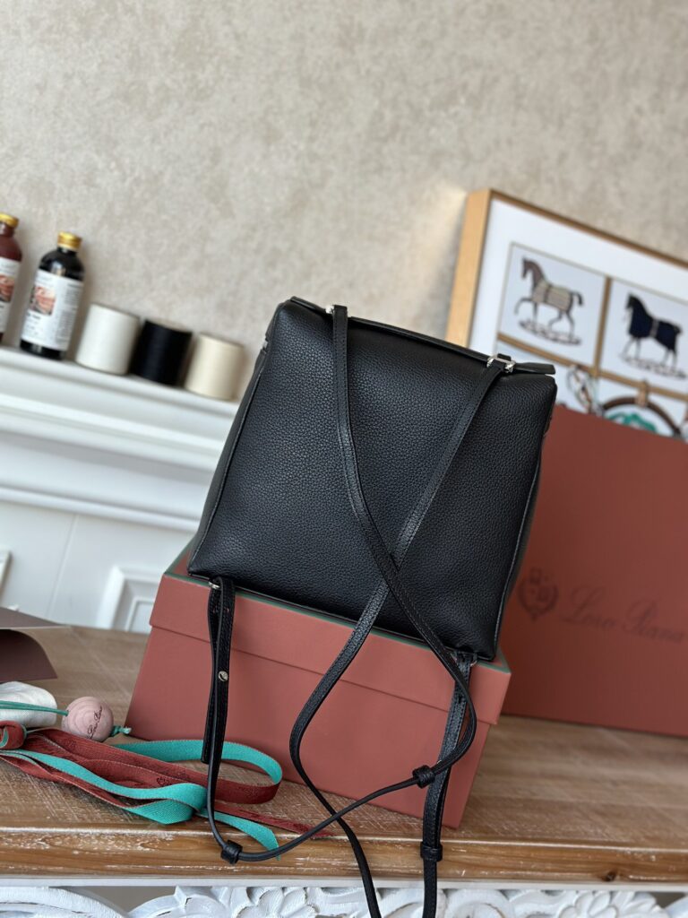 Loro Piana 诺悠翩雅 Extra Pocket L23.5 背包 奢华粒面小牛皮两用手袋 斜挎包配标志性挂饰 – Image 10 Loro Piana 诺悠翩雅 Extra Pocket L23.5 背包 奢华粒面小牛皮两用手袋 斜挎包配标志性挂饰 – Image 10