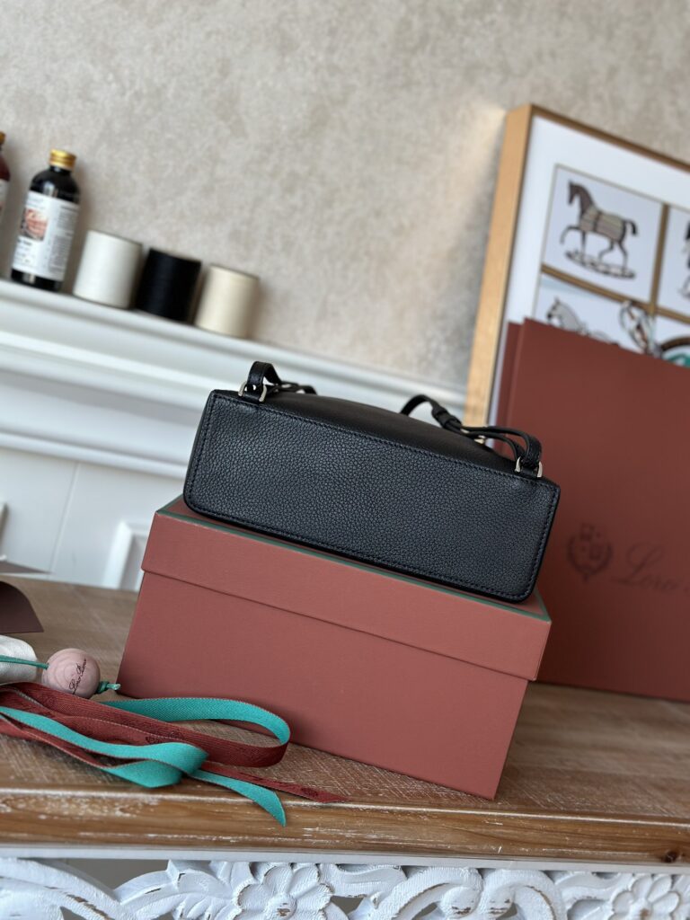 Loro Piana 诺悠翩雅 Extra Pocket L23.5 背包 奢华粒面小牛皮两用手袋 斜挎包配标志性挂饰 – Image 11 Loro Piana 诺悠翩雅 Extra Pocket L23.5 背包 奢华粒面小牛皮两用手袋 斜挎包配标志性挂饰 – Image 11