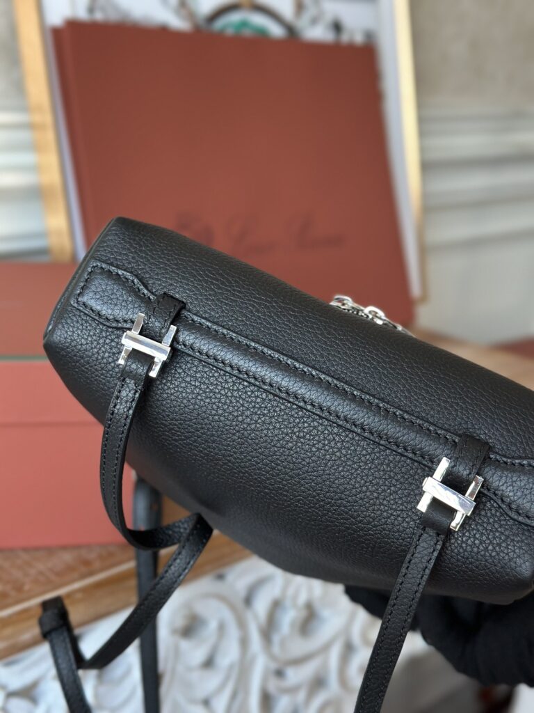 Loro Piana 诺悠翩雅 Extra Pocket L23.5 背包 奢华粒面小牛皮两用手袋 斜挎包配标志性挂饰 – Image 12 Loro Piana 诺悠翩雅 Extra Pocket L23.5 背包 奢华粒面小牛皮两用手袋 斜挎包配标志性挂饰 – Image 12