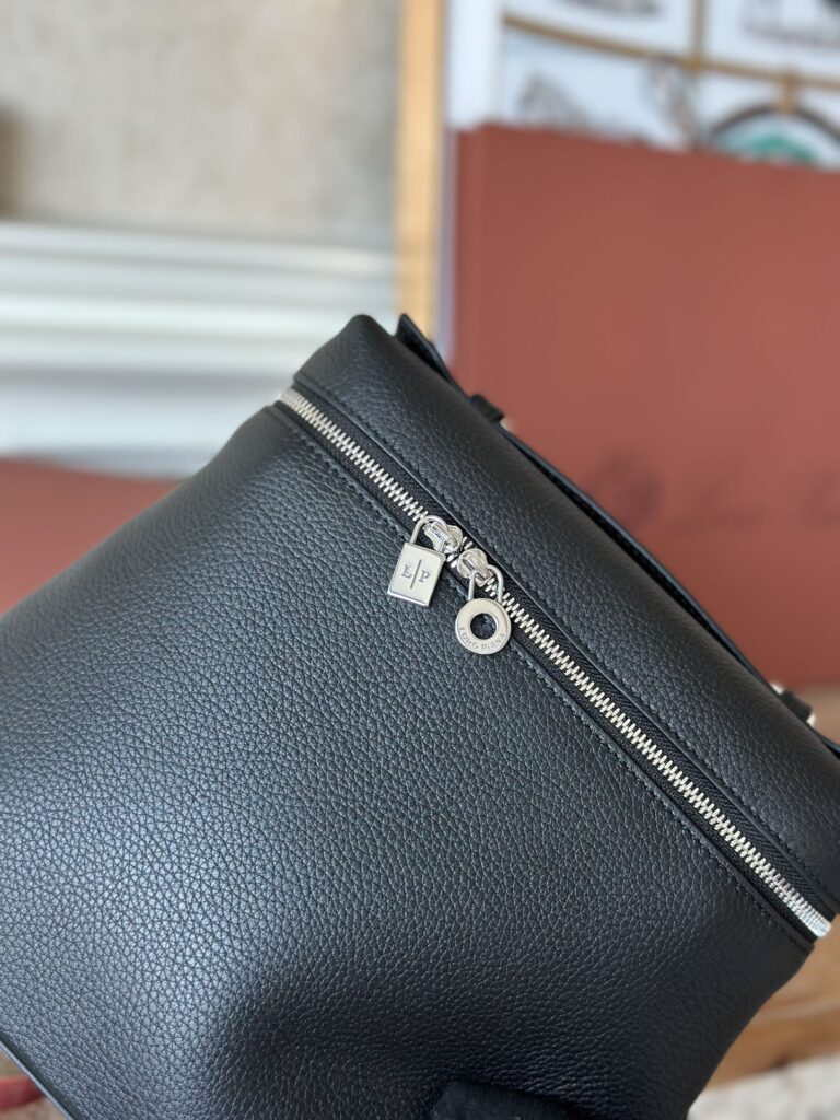 Loro Piana 诺悠翩雅 Extra Pocket L23.5 背包 奢华粒面小牛皮两用手袋 斜挎包配标志性挂饰 – Image 13 Loro Piana 诺悠翩雅 Extra Pocket L23.5 背包 奢华粒面小牛皮两用手袋 斜挎包配标志性挂饰 – Image 13