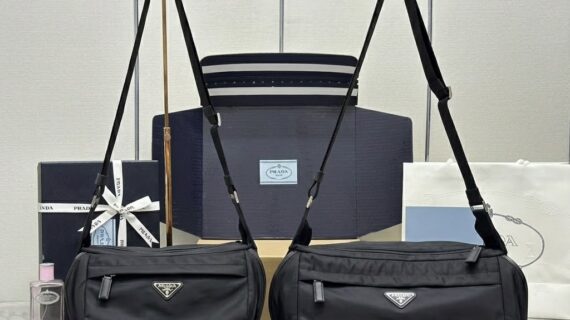 普拉达 Prada 经典尼龙邮差包 27cm/32cm 翻盖式单肩包 普拉达 Prada 经典尼龙邮差包 27cm/32cm 翻盖式单肩包