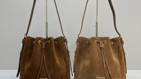普拉达 Prada 磨砂皮水桶包 复古麂皮流苏手提包 21cm/24cm 普拉达 Prada 磨砂皮水桶包 复古麂皮流苏手提包 21cm/24cm