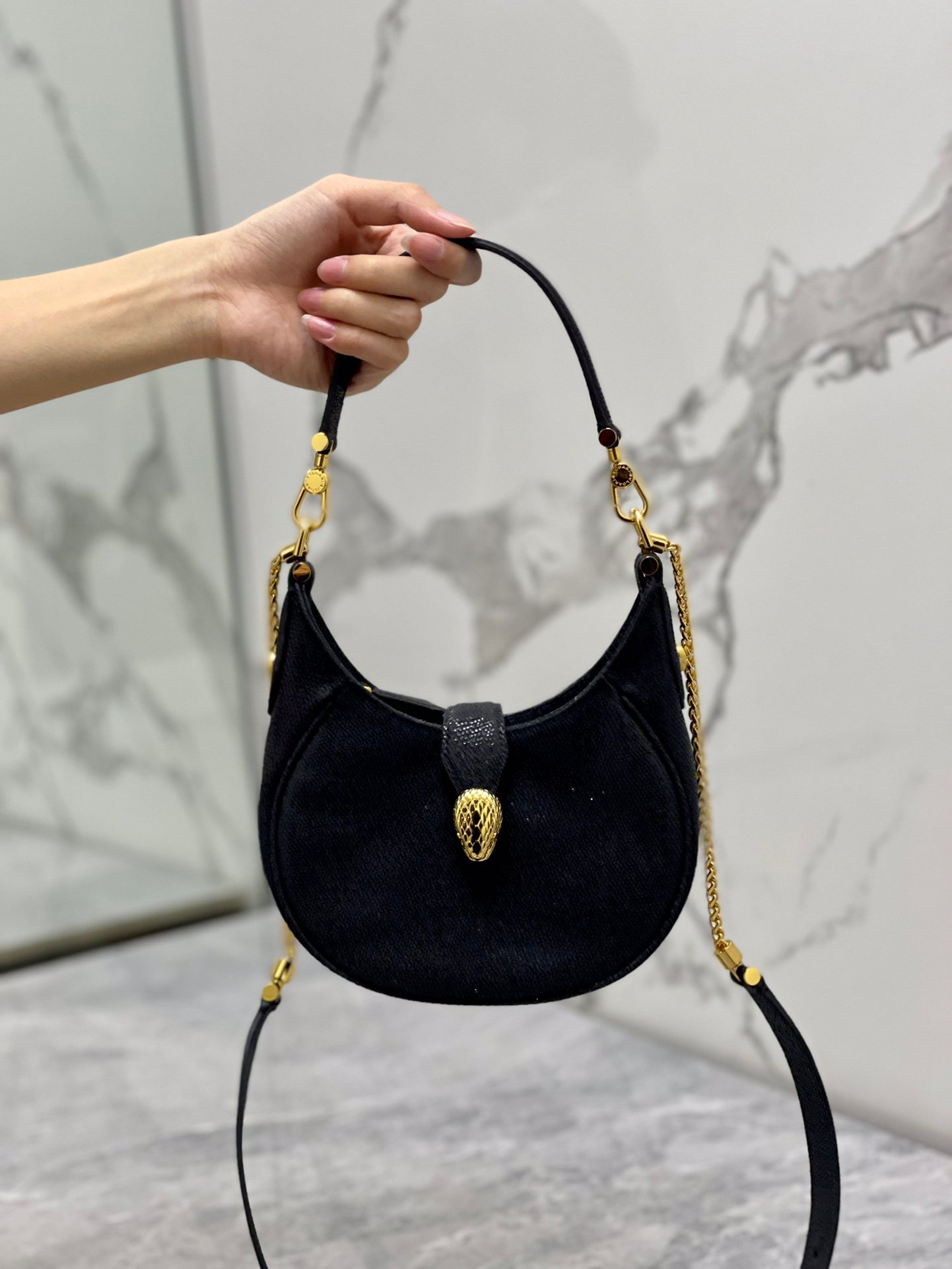 19-128.jpeg BVLGARI 宝格丽 Serpenti Ellipse 系列小型斜挎包20cm 小牛皮半月形 Hobo 单肩包 配蛇头搭扣 - 图片 12