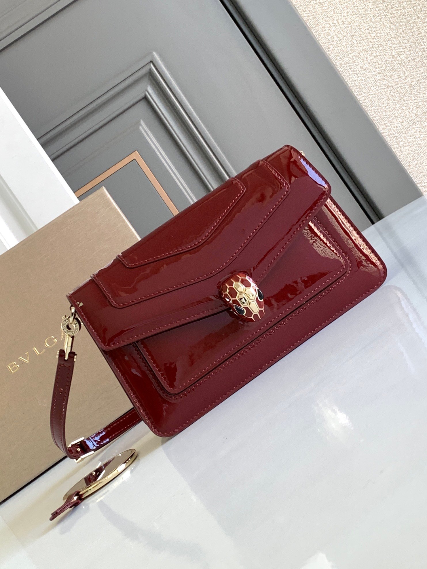 19-138.jpeg BVLGARI 宝格丽 Serpenti Forever East-West 向小号单肩包22cm 漆皮与金属光泽小牛皮斜挎手提包 蛇头搭扣 - 图片 6