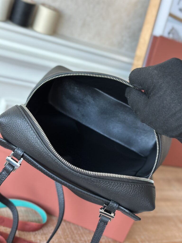 Loro Piana 诺悠翩雅 Extra Pocket L23.5 背包 奢华粒面小牛皮两用手袋 斜挎包配标志性挂饰 – Image 14 Loro Piana 诺悠翩雅 Extra Pocket L23.5 背包 奢华粒面小牛皮两用手袋 斜挎包配标志性挂饰 – Image 14