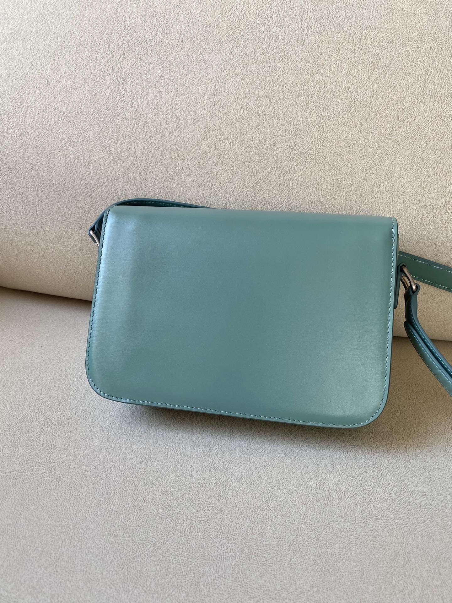 赛琳凯旋门包 Celine Triomphe 中号亮泽小牛皮肩背包 5色可选 法式复古 – Image 2 赛琳凯旋门包 Celine Triomphe 中号亮泽小牛皮肩背包 5色可选 法式复古 – Image 2