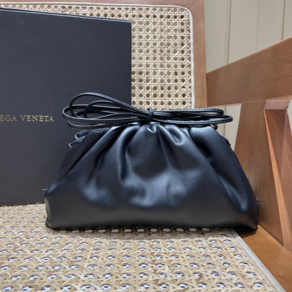 BV 葆蝶家 The Mini Pouch 迷你云朵包22cm 小牛皮单肩斜挎手拿包 8色 – Image 1 BV 葆蝶家 The Mini Pouch 迷你云朵包22cm 小牛皮单肩斜挎手拿包 8色 – Image 1