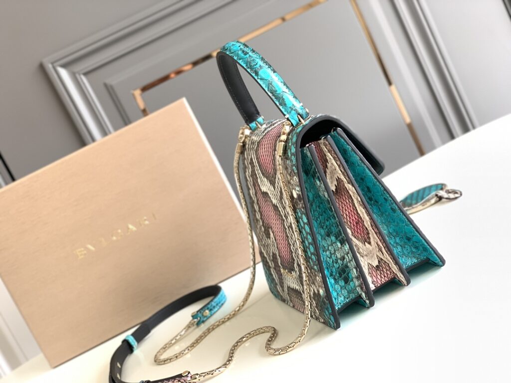 宝格丽 BVLGARI Serpenti Forever 蟒蛇皮翻盖包 VIP定制北极碧玉色奢华珍稀皮蛇头包 手提风琴包 链条斜挎包 双尺寸可选 – Image 3 宝格丽 BVLGARI Serpenti Forever 蟒蛇皮翻盖包 VIP定制北极碧玉色奢华珍稀皮蛇头包 手提风琴包 链条斜挎包 双尺寸可选 – Image 3
