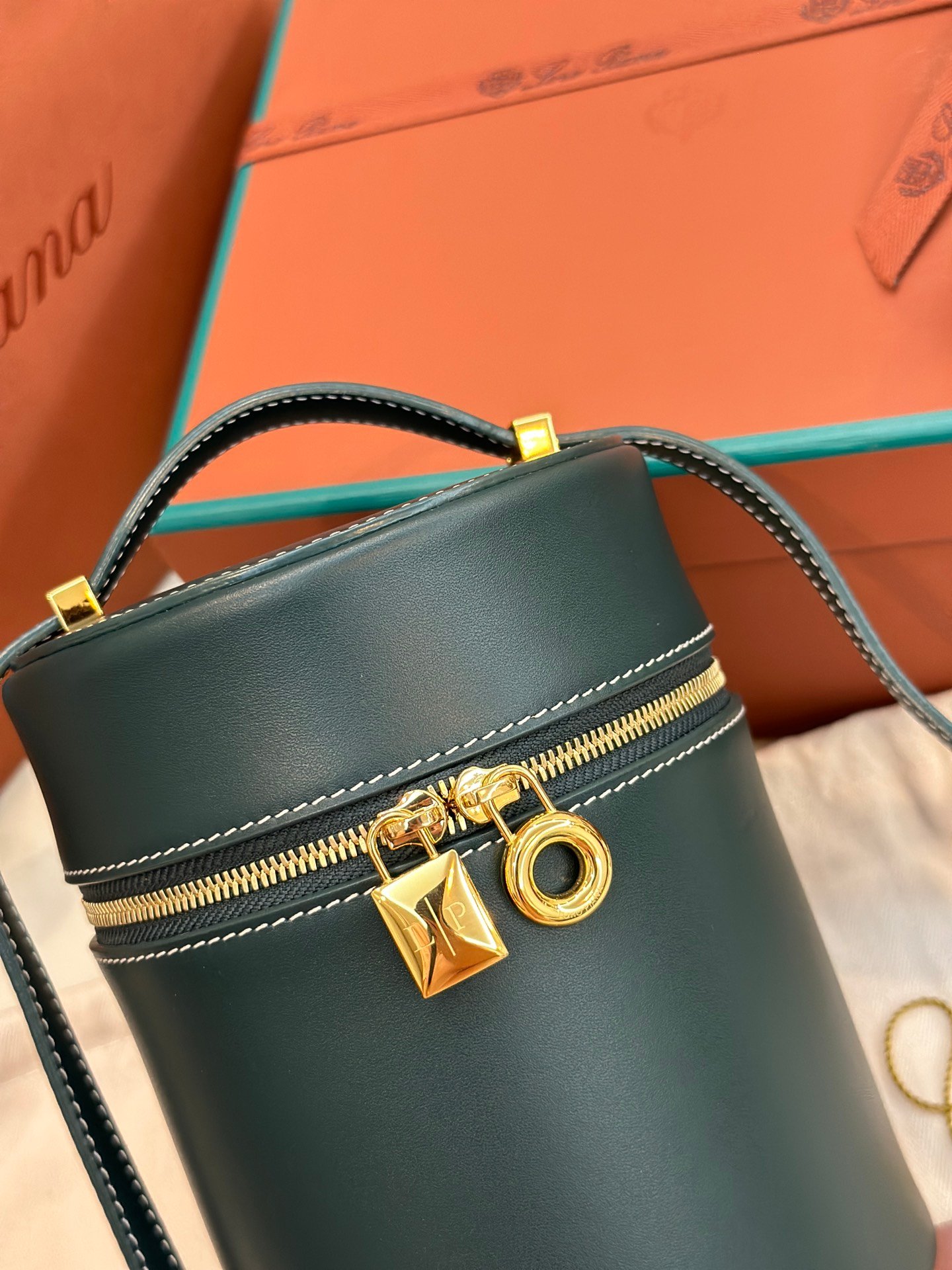 2-202.jpeg Loro Piana 诺悠翩雅 Extracase 水桶包 12x12x16cm 奢华小牛皮手袋 女士设计师款皮革化妆包 - 图片 3
