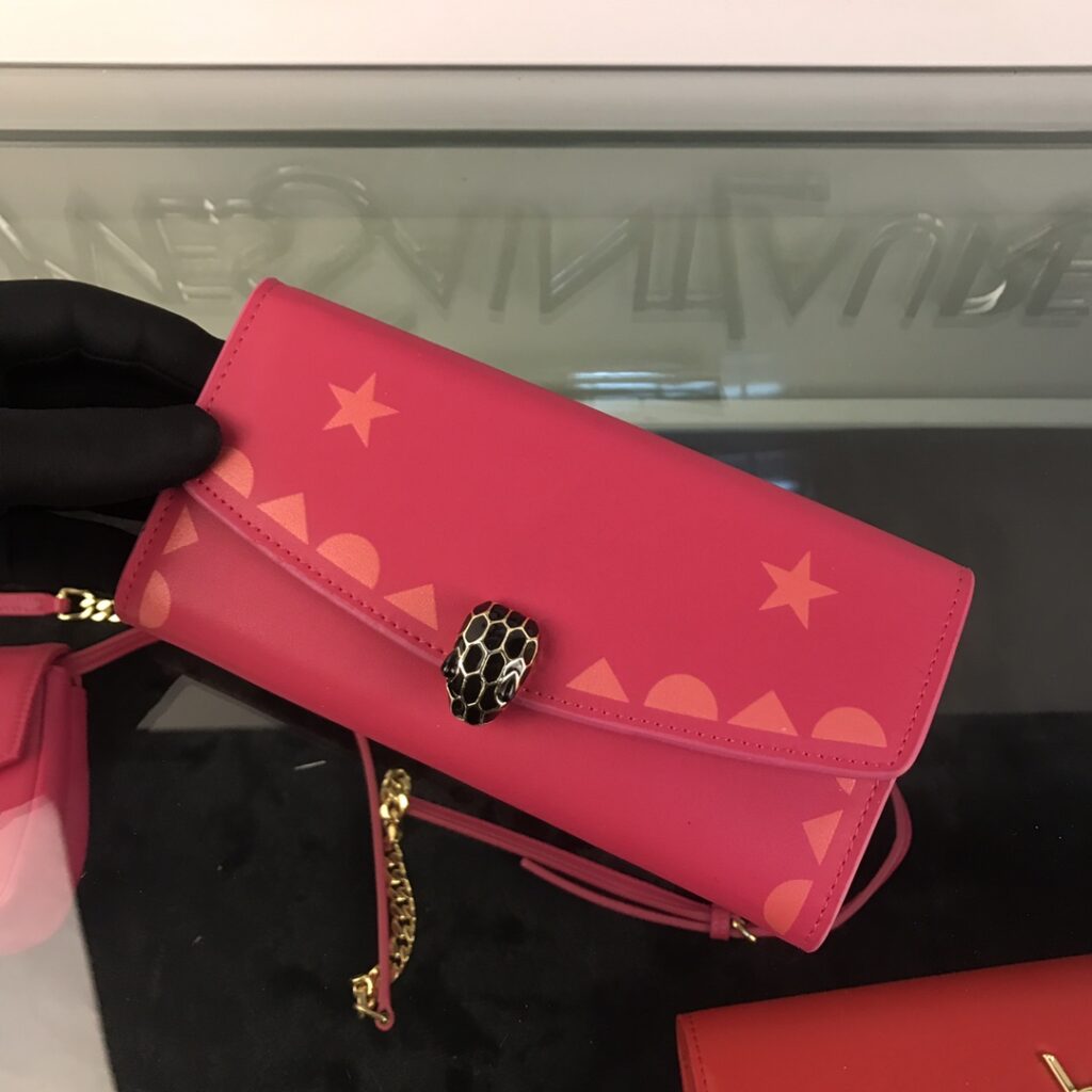 宝格丽 BVLGARI 经典蛇头扣拉链长款钱夹 19cm 玫红星形印花女士斜挎链条包 – Image 2 宝格丽 BVLGARI 经典蛇头扣拉链长款钱夹 19cm 玫红星形印花女士斜挎链条包 – Image 2