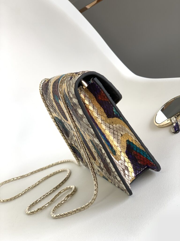 BVLGARI 宝格丽 Serpenti Forever 蛇头包 珍贵白玛瑙炫彩Lunar蟒蛇皮斜挎包 链条包 20cm/27cm奢华晚宴包 – Image 3 BVLGARI 宝格丽 Serpenti Forever 蛇头包 珍贵白玛瑙炫彩Lunar蟒蛇皮斜挎包 链条包 20cm/27cm奢华晚宴包 – Image 3