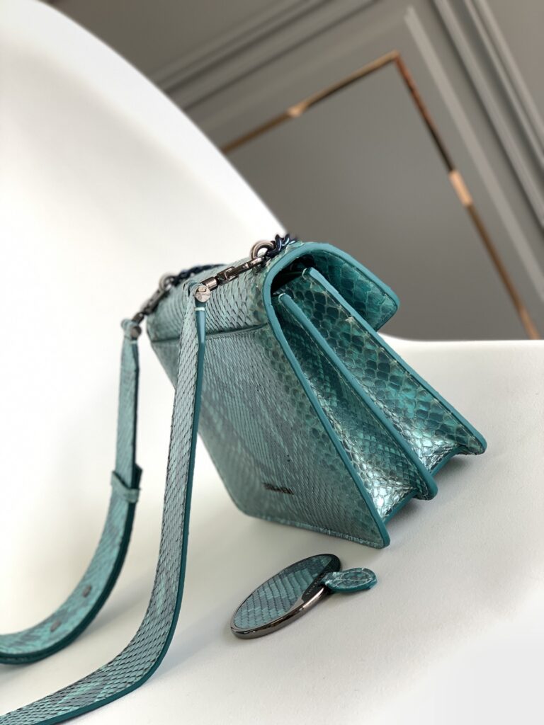 BVLGARI 宝格丽 Serpenti Forever 蟒蛇皮女包 海蓝宝石浅蓝色 MaxiChain 蛇头包 中号/小号 – Image 3 BVLGARI 宝格丽 Serpenti Forever 蟒蛇皮女包 海蓝宝石浅蓝色 MaxiChain 蛇头包 中号/小号 – Image 3