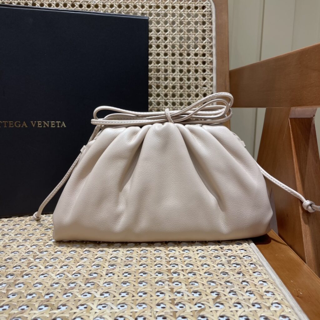 BV 葆蝶家 The Mini Pouch 迷你云朵包22cm 小牛皮单肩斜挎手拿包 8色 – Image 9 BV 葆蝶家 The Mini Pouch 迷你云朵包22cm 小牛皮单肩斜挎手拿包 8色 – Image 9