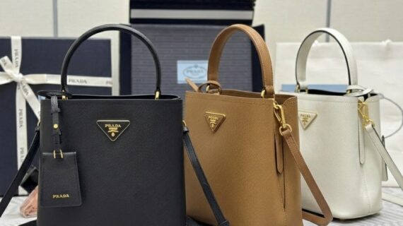 普拉达 Prada Saffiano 中号皮革水桶包22x23cm 十字纹皮革 可调肩带 1BA212 普拉达 Prada Saffiano 中号皮革水桶包22x23cm 十字纹皮革 可调肩带 1BA212