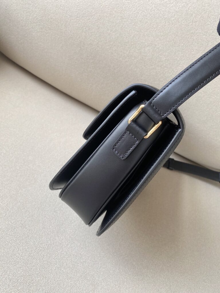 赛琳 CELINE 凯旋门中号帆布拼接皮革单肩包 22.5cm 复古老花刺绣翻盖包 – Image 7 赛琳 CELINE 凯旋门中号帆布拼接皮革单肩包 22.5cm 复古老花刺绣翻盖包 – Image 7