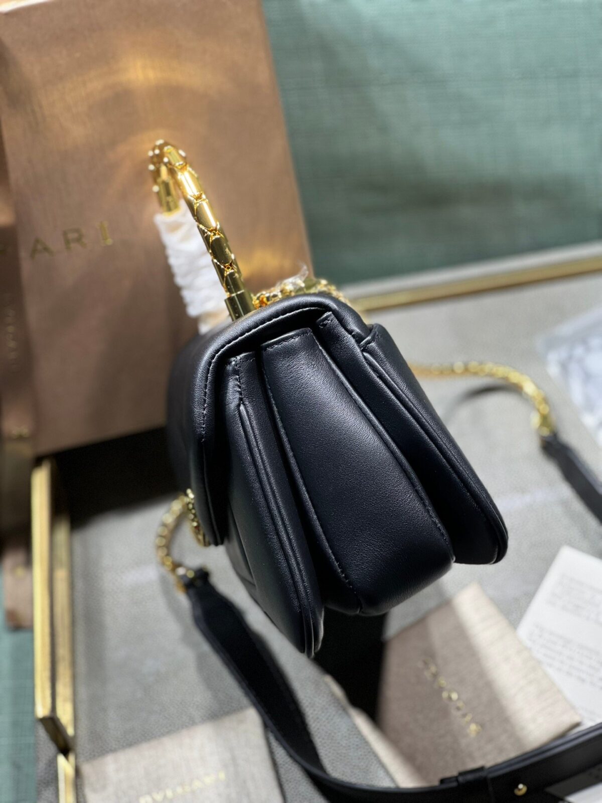 21-53.jpeg BVLGARI 宝格丽 Serpenti Reverse 小型绗缝小牛皮手提包20cm 配蛇形金属手柄和斜挎肩带 - 图片 11