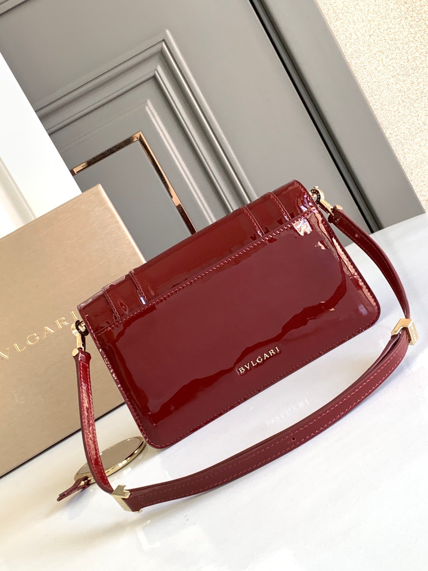 21-59.jpeg BVLGARI 宝格丽 Serpenti Forever East-West 向小号单肩包22cm 漆皮与金属光泽小牛皮斜挎手提包 蛇头搭扣 - 图片 7