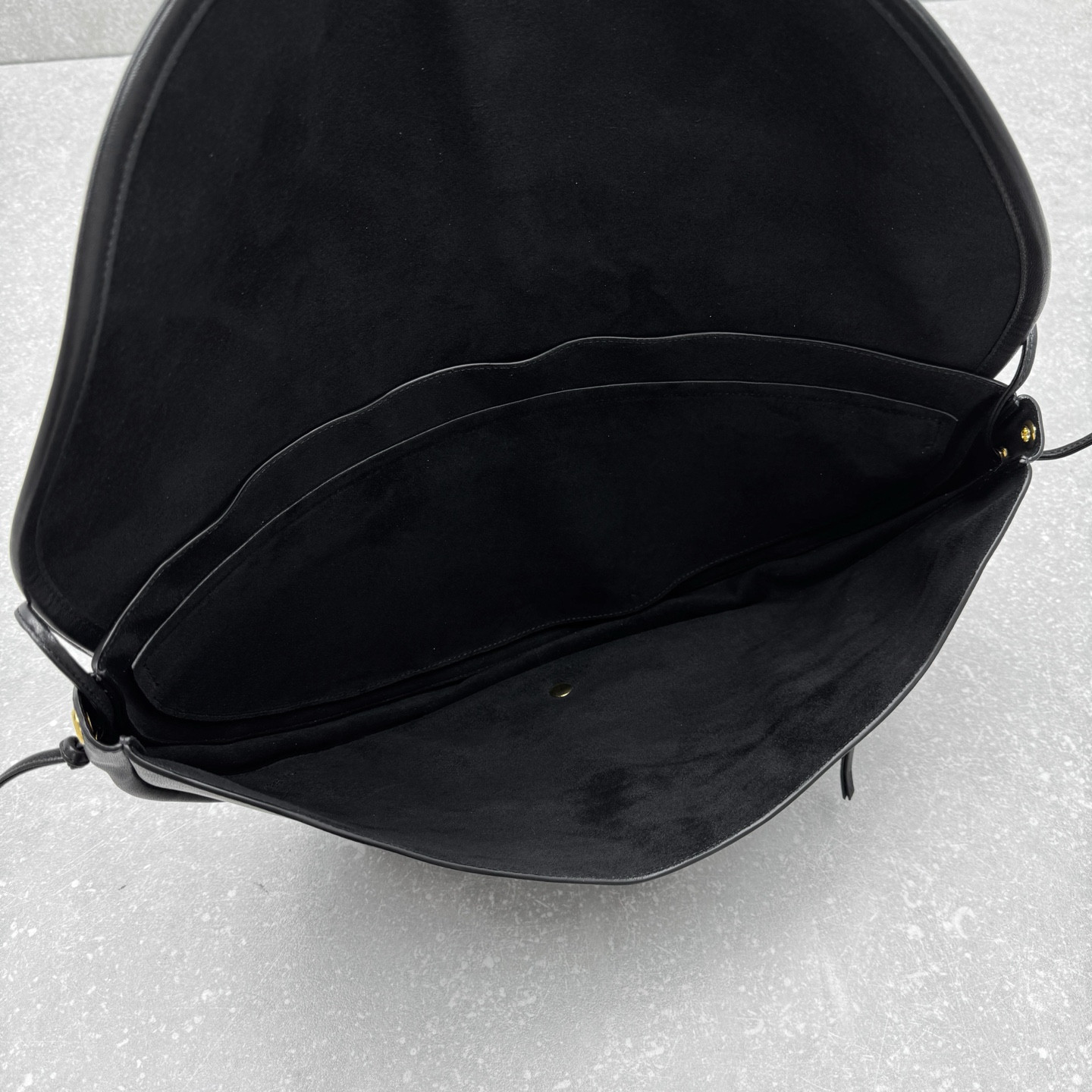 CELINE 赛琳 HALFMOON 半月包46cm 法式复古慵懒风单肩包 2026春夏款 – Image 10 CELINE 赛琳 HALFMOON 半月包46cm 法式复古慵懒风单肩包 2026春夏款 – Image 10