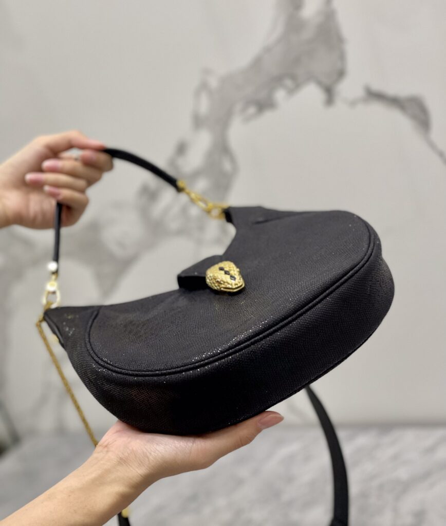 BVLGARI 宝格丽 SERPENTI ELLIPSE系列大号新月斜挎包 经典蛇头时尚单肩手提女包 4色可选 – Image 11 BVLGARI 宝格丽 SERPENTI ELLIPSE系列大号新月斜挎包 经典蛇头时尚单肩手提女包 4色可选 – Image 11