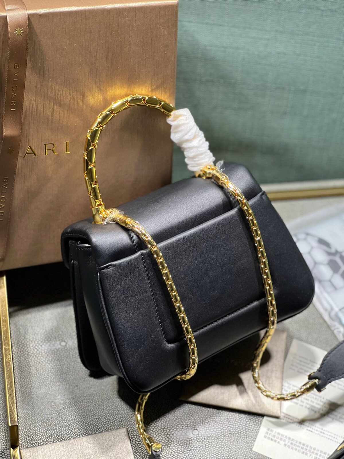 22-53.jpeg BVLGARI 宝格丽 Serpenti Reverse 小型绗缝小牛皮手提包20cm 配蛇形金属手柄和斜挎肩带 - 图片 12