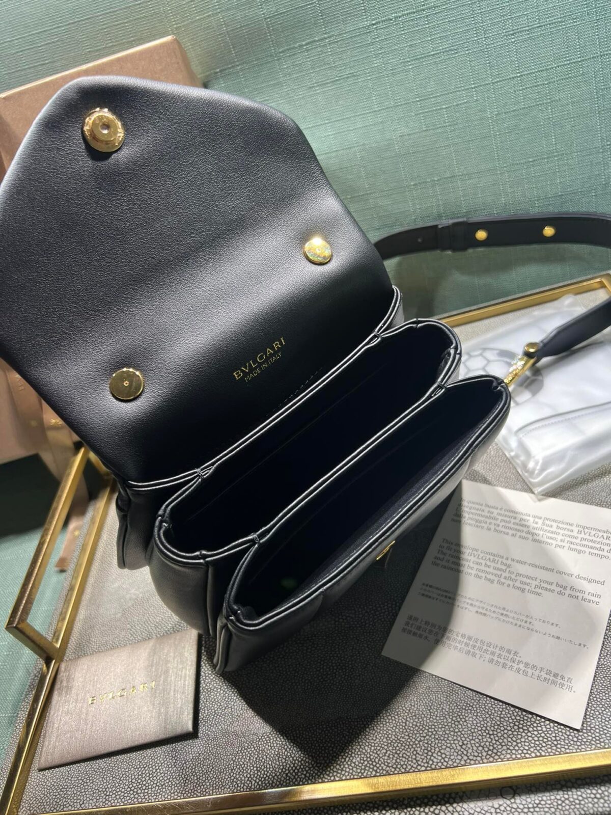 23-34.jpeg BVLGARI 宝格丽 Serpenti Reverse 小型绗缝小牛皮手提包20cm 配蛇形金属手柄和斜挎肩带 - 图片 13