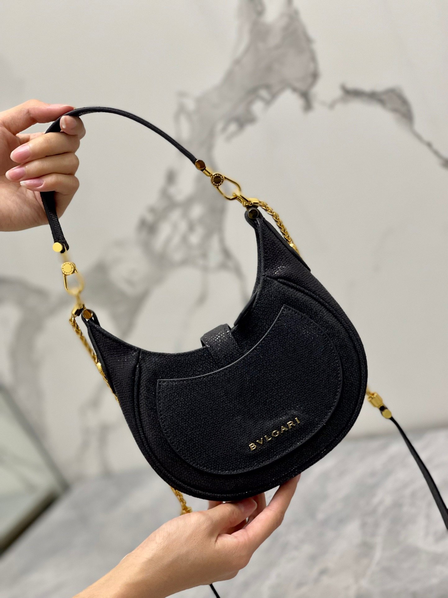 24-41.jpeg BVLGARI 宝格丽 Serpenti Ellipse 系列小型斜挎包20cm 小牛皮半月形 Hobo 单肩包 配蛇头搭扣 - 图片 13