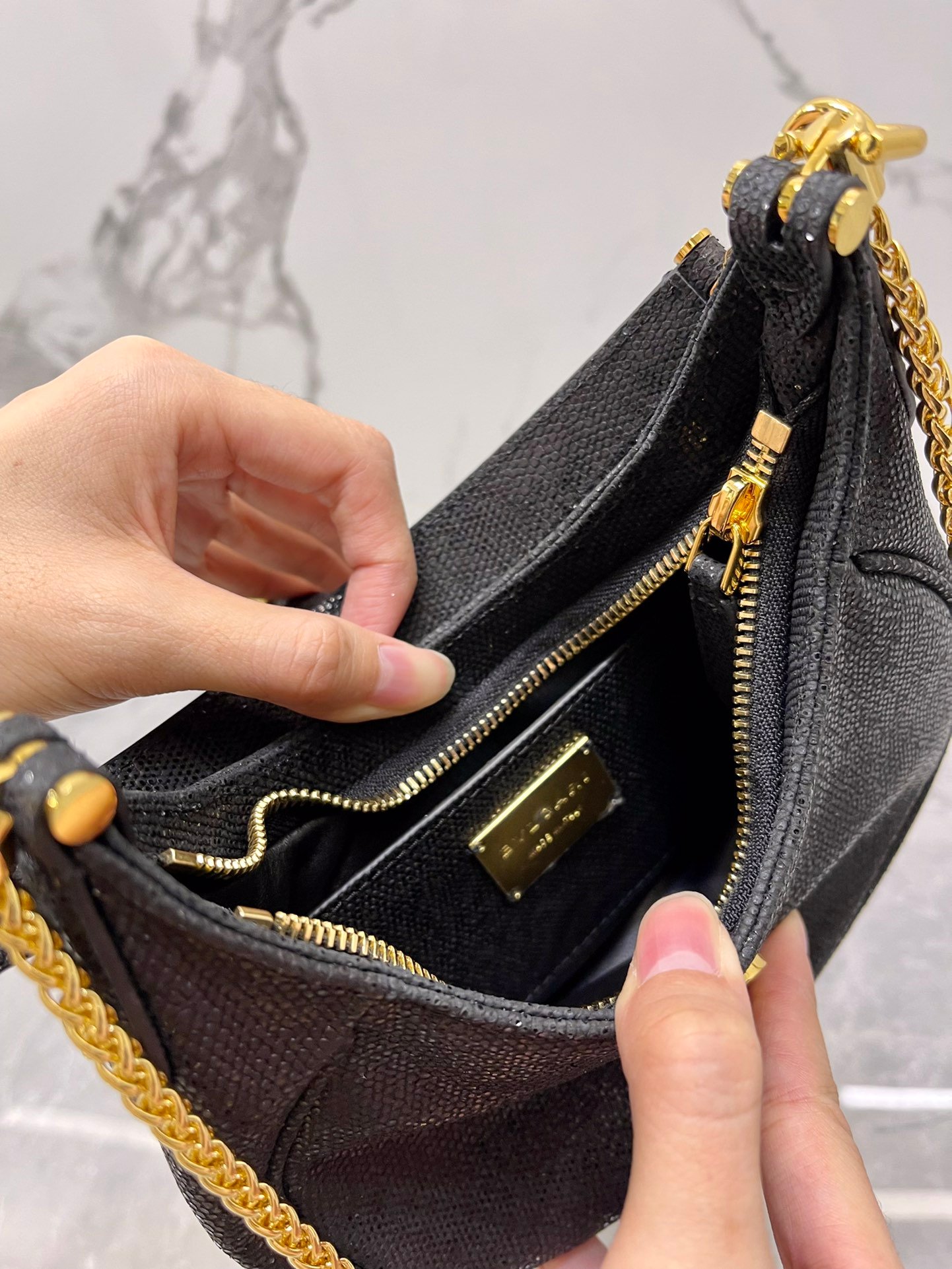 26-43.jpeg BVLGARI 宝格丽 Serpenti Ellipse 系列小型斜挎包20cm 小牛皮半月形 Hobo 单肩包 配蛇头搭扣 - 图片 14