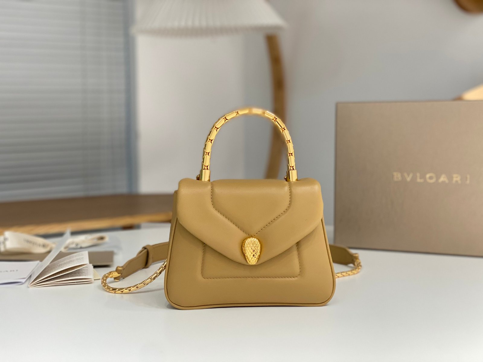 26-44-1.jpeg BVLGARI 宝格丽 Serpenti Reverse 小型绗缝小牛皮手提包20cm 配蛇形金属手柄和斜挎肩带 - 图片 15