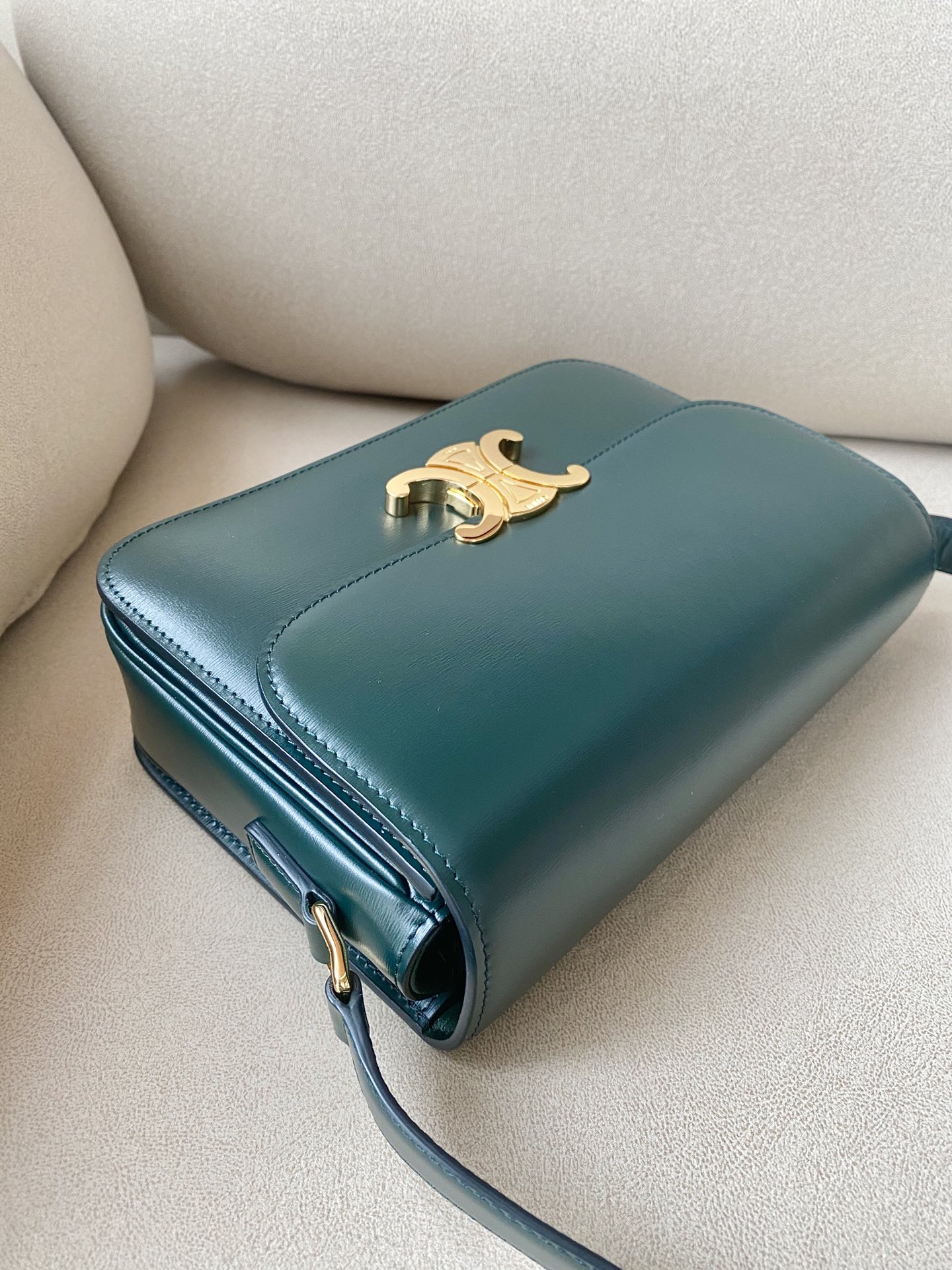 赛琳凯旋门包 Celine Triomphe 中号亮泽小牛皮肩背包 5色可选 法式复古 – Image 11 赛琳凯旋门包 Celine Triomphe 中号亮泽小牛皮肩背包 5色可选 法式复古 – Image 11