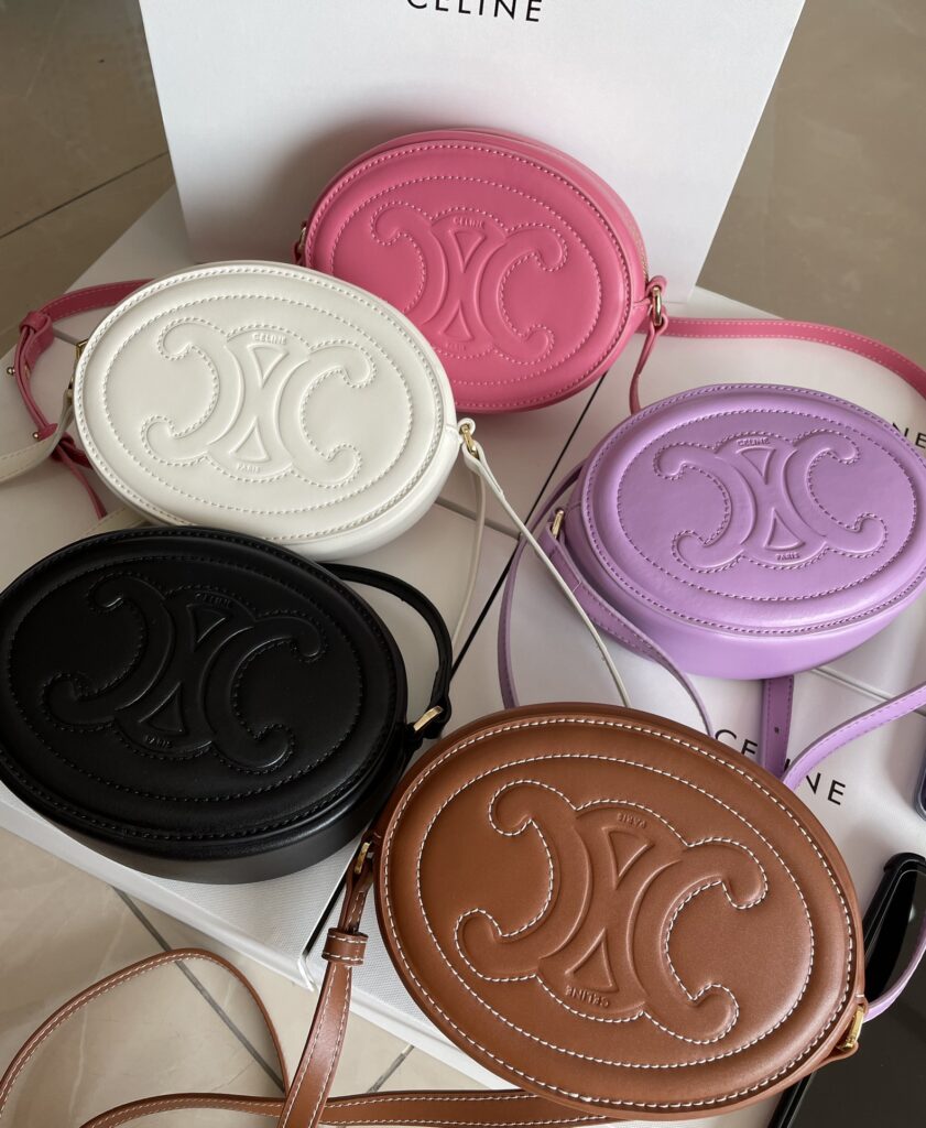 赛琳 CELINE 光滑牛皮椭圆形斜挎包16cm 小月饼包 多色可选 TRIOMPHE 标志印花 – Image 1 赛琳 CELINE 光滑牛皮椭圆形斜挎包16cm 小月饼包 多色可选 TRIOMPHE 标志印花 – Image 1