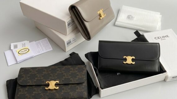 CELINE 赛琳 TRIOMPHE 凯旋门大号翻盖钱包19cm WOC 经典老花、黑色与卵石色小牛皮 CELINE 赛琳 TRIOMPHE 凯旋门大号翻盖钱包19cm WOC 经典老花、黑色与卵石色小牛皮