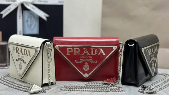 Prada 普拉达 大三角形徽标翻盖包 1BH189 链条斜挎包 Prada 普拉达 大三角形徽标翻盖包 1BH189 链条斜挎包