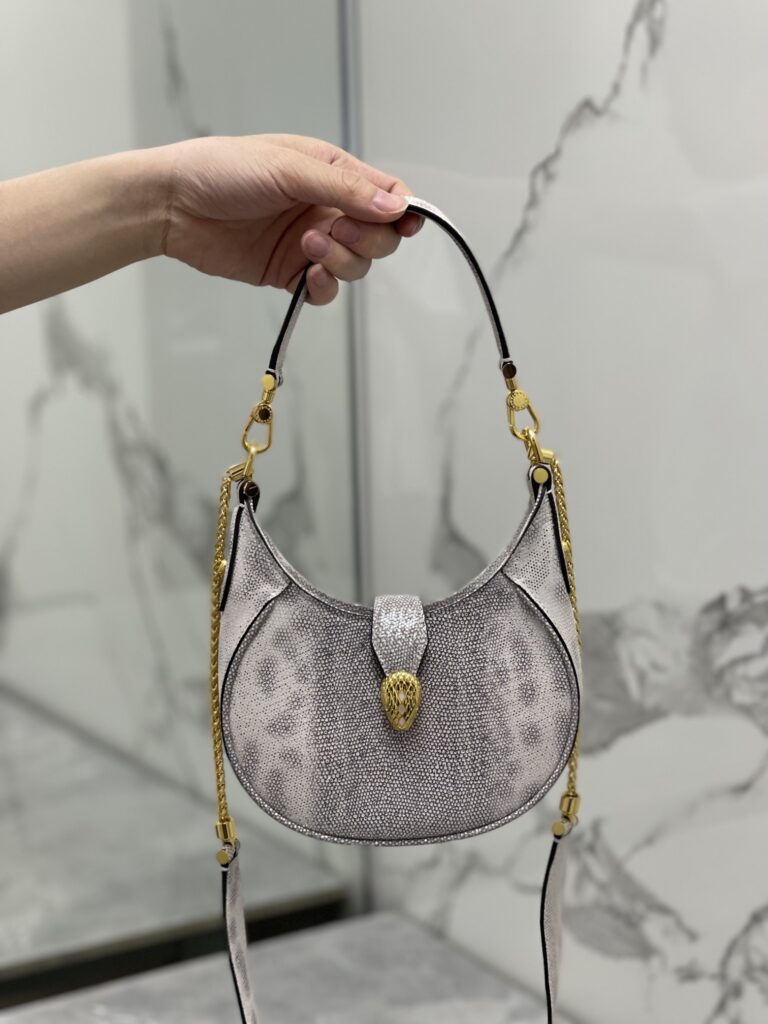 BVLGARI 宝格丽 SERPENTI ELLIPSE 系列半月包 银粉小牛皮奢华斜挎单肩包 19.5cm/25.5cm – Image 4 BVLGARI 宝格丽 SERPENTI ELLIPSE 系列半月包 银粉小牛皮奢华斜挎单肩包 19.5cm/25.5cm – Image 4