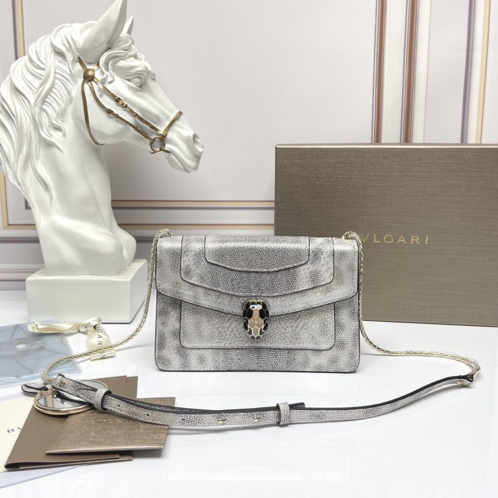 BVLGARI 宝格丽 Serpenti系列蛇头包 蟒蛇皮单肩斜挎包 珍珠纹银灰色 22cm – Image 1 BVLGARI 宝格丽 Serpenti系列蛇头包 蟒蛇皮单肩斜挎包 珍珠纹银灰色 22cm – Image 1