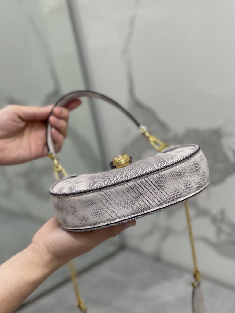 BVLGARI 宝格丽 SERPENTI ELLIPSE 系列半月包 银粉小牛皮奢华斜挎单肩包 19.5cm/25.5cm – Image 5 BVLGARI 宝格丽 SERPENTI ELLIPSE 系列半月包 银粉小牛皮奢华斜挎单肩包 19.5cm/25.5cm – Image 5
