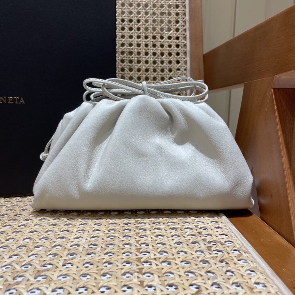 BV 葆蝶家 The Mini Pouch 迷你云朵包22cm 小牛皮单肩斜挎手拿包 8色 – Image 10 BV 葆蝶家 The Mini Pouch 迷你云朵包22cm 小牛皮单肩斜挎手拿包 8色 – Image 10