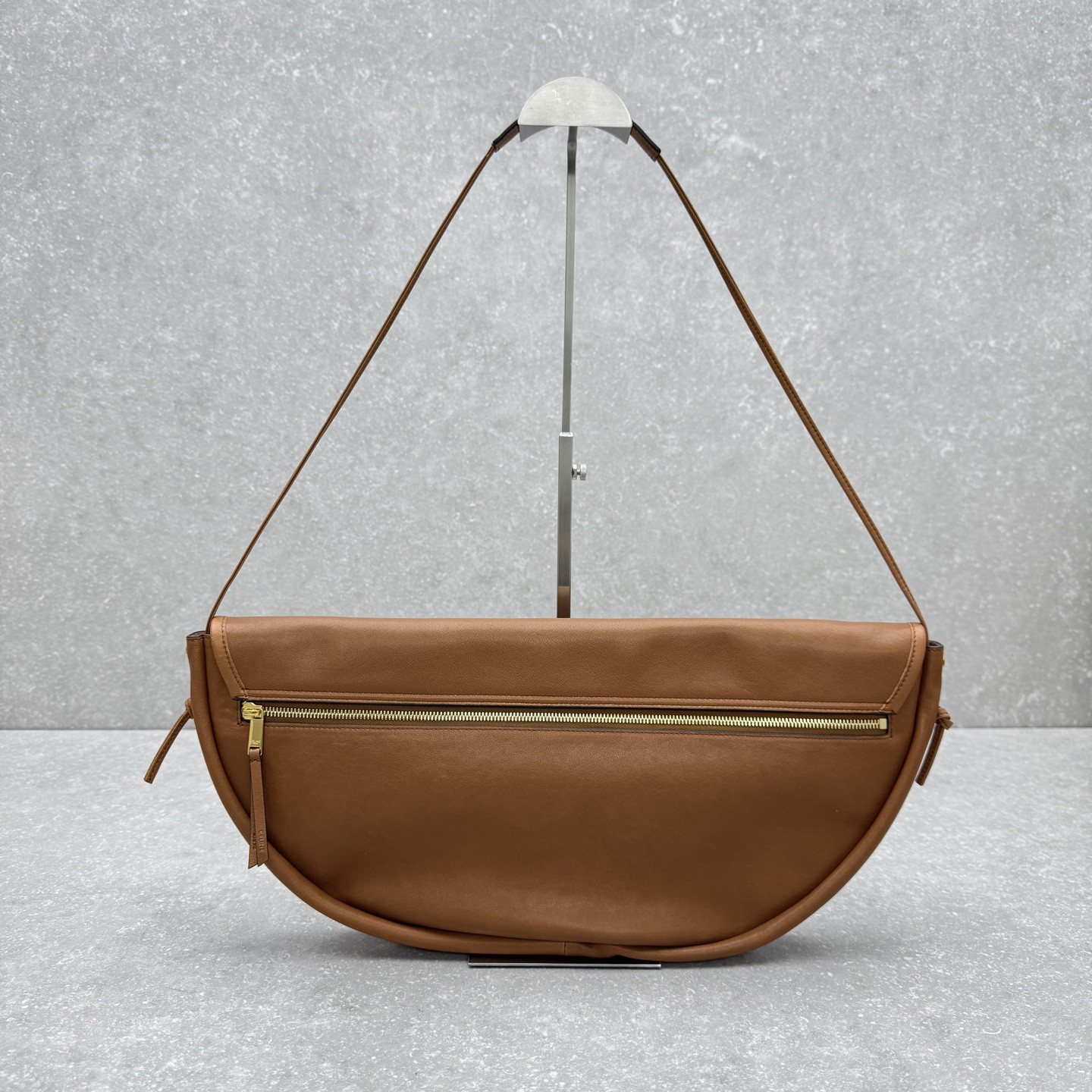 CELINE 赛琳 HALFMOON 半月包46cm 法式复古慵懒风单肩包 2026春夏款 – Image 2 CELINE 赛琳 HALFMOON 半月包46cm 法式复古慵懒风单肩包 2026春夏款 – Image 2