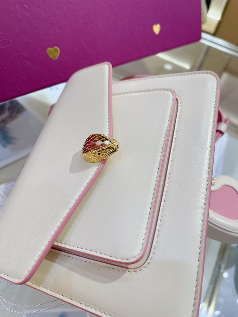 BVLGARI 宝格丽 七夕情人节 蛇头包小羊皮风琴包 斜挎单肩女包 附心形零钱包真丝丝巾套装 – Image 4 BVLGARI 宝格丽 七夕情人节 蛇头包小羊皮风琴包 斜挎单肩女包 附心形零钱包真丝丝巾套装 – Image 4