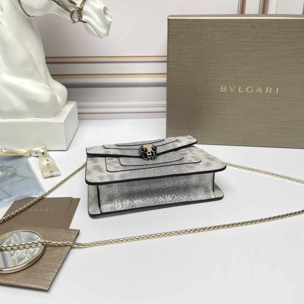 BVLGARI宝格丽 Serpenti Forever 银白色水蛇皮翻盖包 奢华蛇头包单肩斜挎包 20cm – Image 3 BVLGARI宝格丽 Serpenti Forever 银白色水蛇皮翻盖包 奢华蛇头包单肩斜挎包 20cm – Image 3